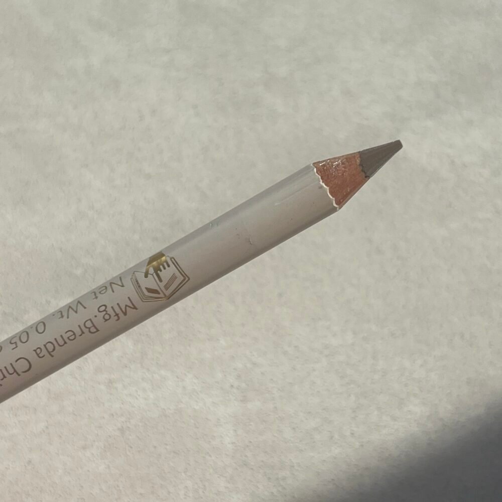 עיפרון פיגמנט לכל סוגי הגבות